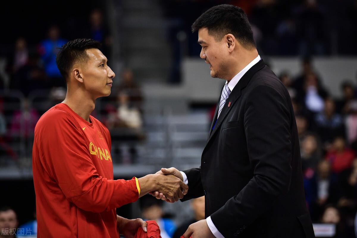 姚明nba比賽錄像（回看15年前的今天，NBA賽場上的中國首次德比！姚明VS易建聯）