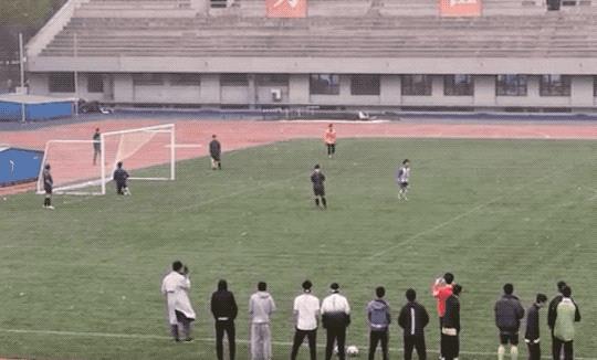 清華大學足球場是真草嗎（清華化工男足時隔11年再奪冠軍！老博士淚灑現場激情解說大放送）