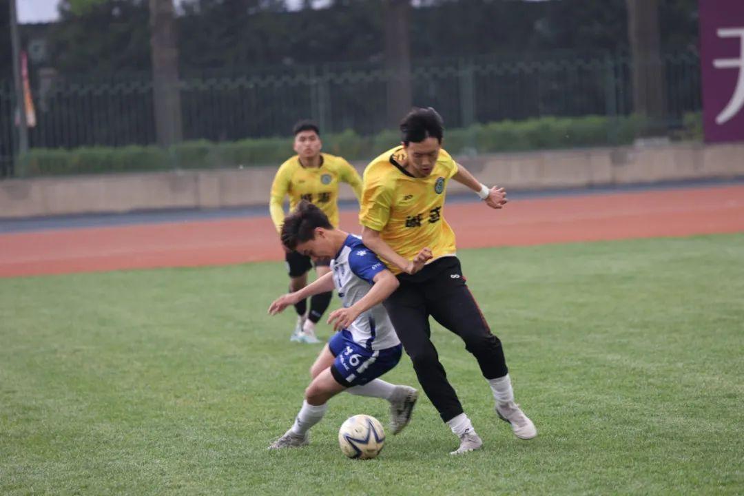 清華大學足球場是真草嗎（清華化工男足時隔11年再奪冠軍！老博士淚灑現場激情解說大放送）
