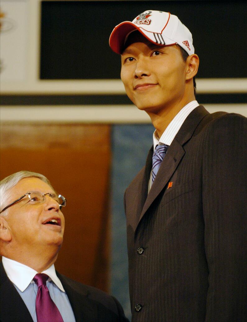 姚明nba比賽錄像（回看15年前的今天，NBA賽場上的中國首次德比！姚明VS易建聯）