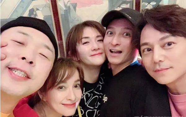 今晚的快樂大本營上玩過?。ā犊鞓反蟊緺I》被曝停播，專屬黃金檔改播電視劇，官方未正面回應(yīng)）