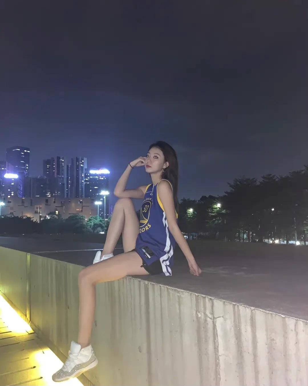 cba拉拉隊美女（她是CBA最美拉拉隊長，與易建聯(lián)合照爆紅網(wǎng)絡(luò)，前男友身材很高大）