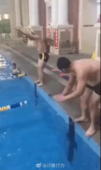 游泳怎么跳水視頻（游泳「跳水出發」練習步驟和方法，逃脫被拍肚皮的噩夢）