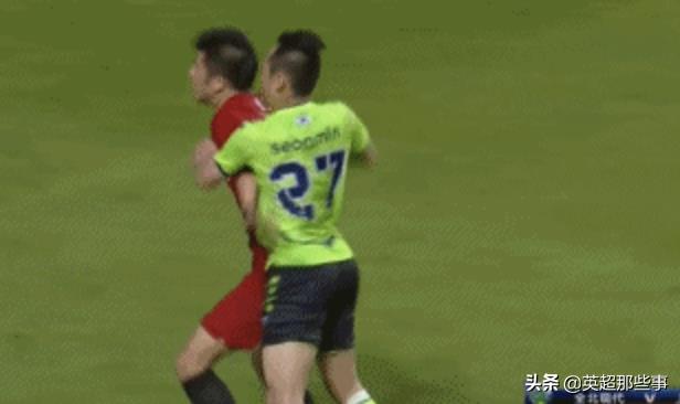 全北現(xiàn)代vs上海上港紅牌（上港全北火爆沖突！兩人纏斗像極綜合格斗，文宣民2次暴擊領(lǐng)紅牌）