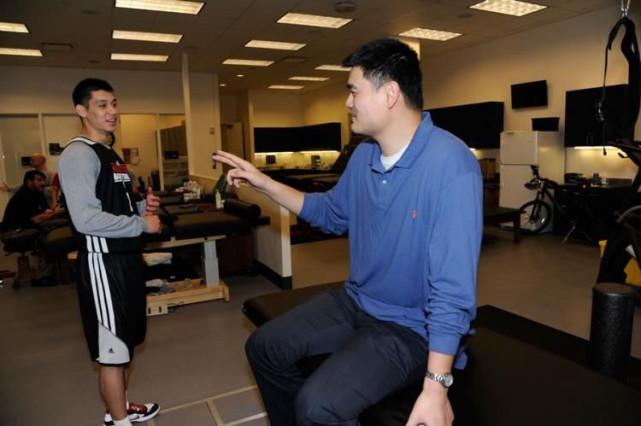 林書豪去過哪些nba球隊（在NBA征戰9年，林書豪一共賺到了多少薪水？）