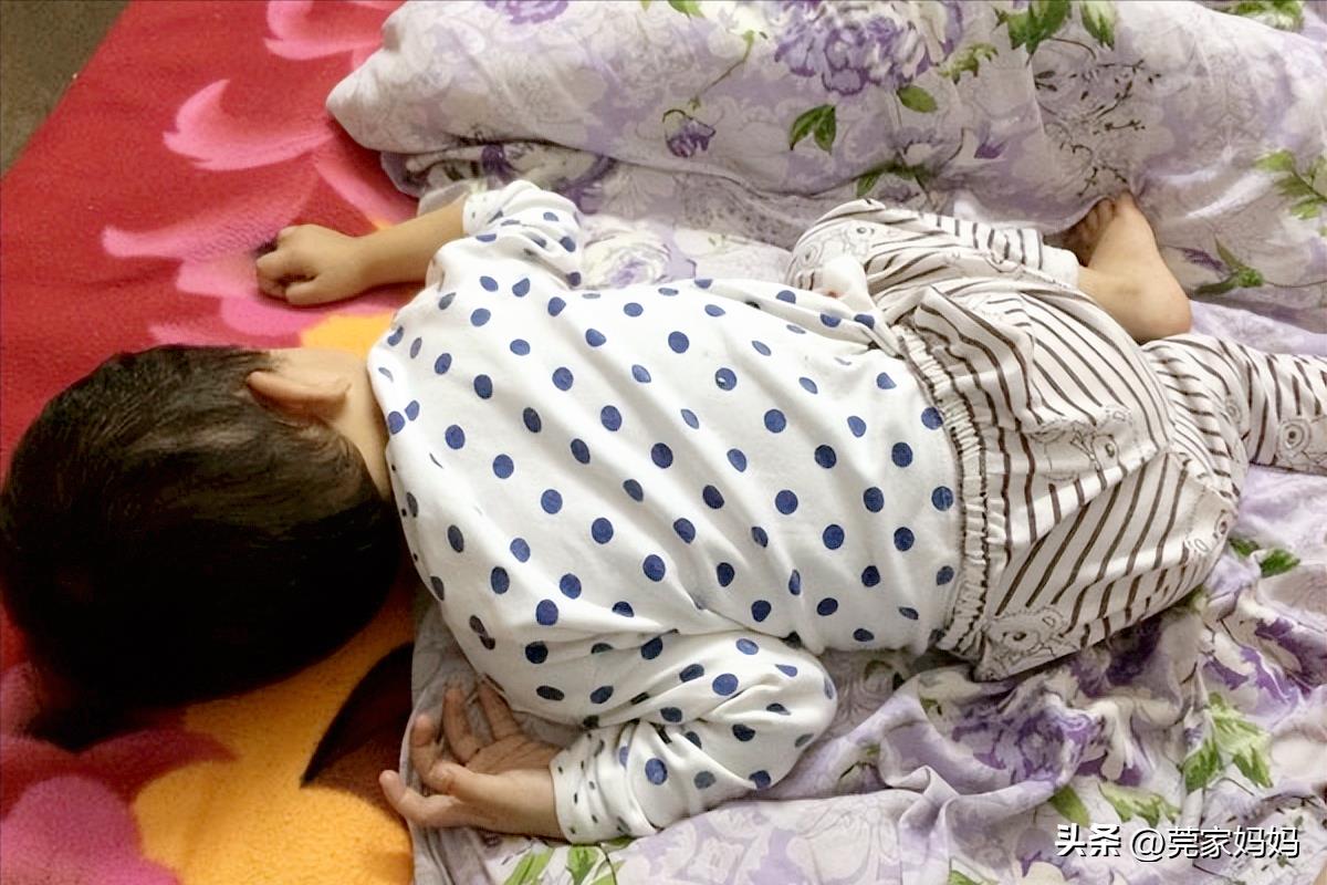 4一8歲兒童睡袋防踢被（天涼了孩子老踢被？原因不僅僅是熱，5招應對讓娃安睡一整晚）