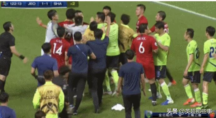 全北現(xiàn)代vs上海上港紅牌（上港全北火爆沖突！兩人纏斗像極綜合格斗，文宣民2次暴擊領(lǐng)紅牌）