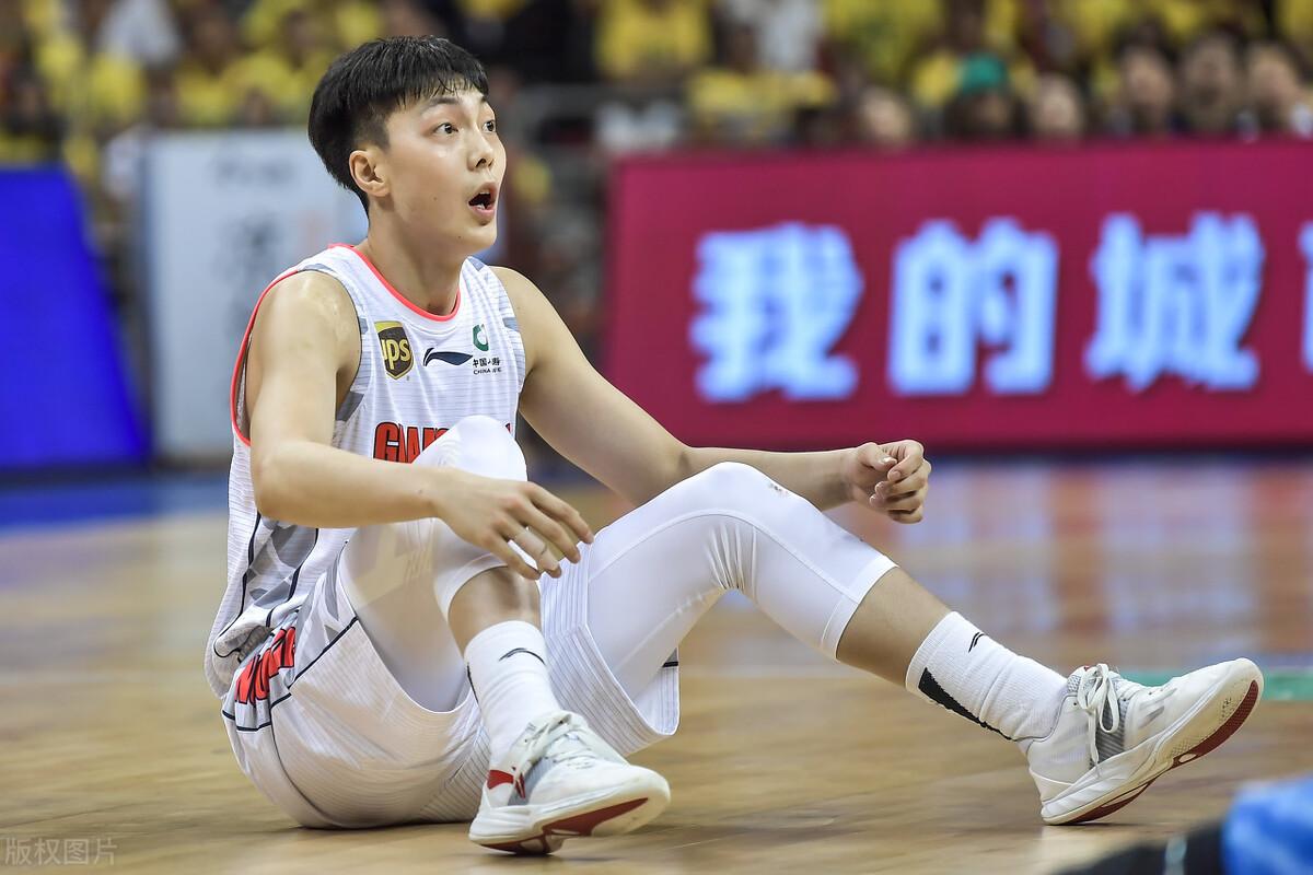 胡明軒墊腳幾次（被胡明軒墊腳受傷，郭艾倫發聲表達不滿，杜鋒愛徒屢教不改）