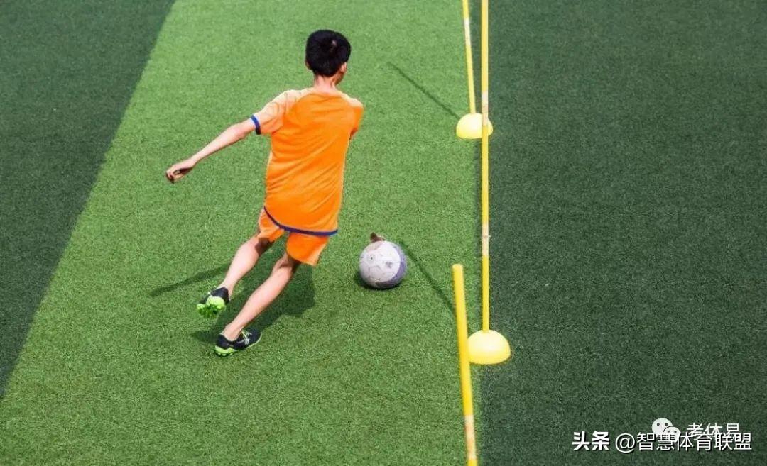 洛陽中考體育足球繞桿標準（中考體育足球運球繞桿知識點！這份練習技巧請收好）