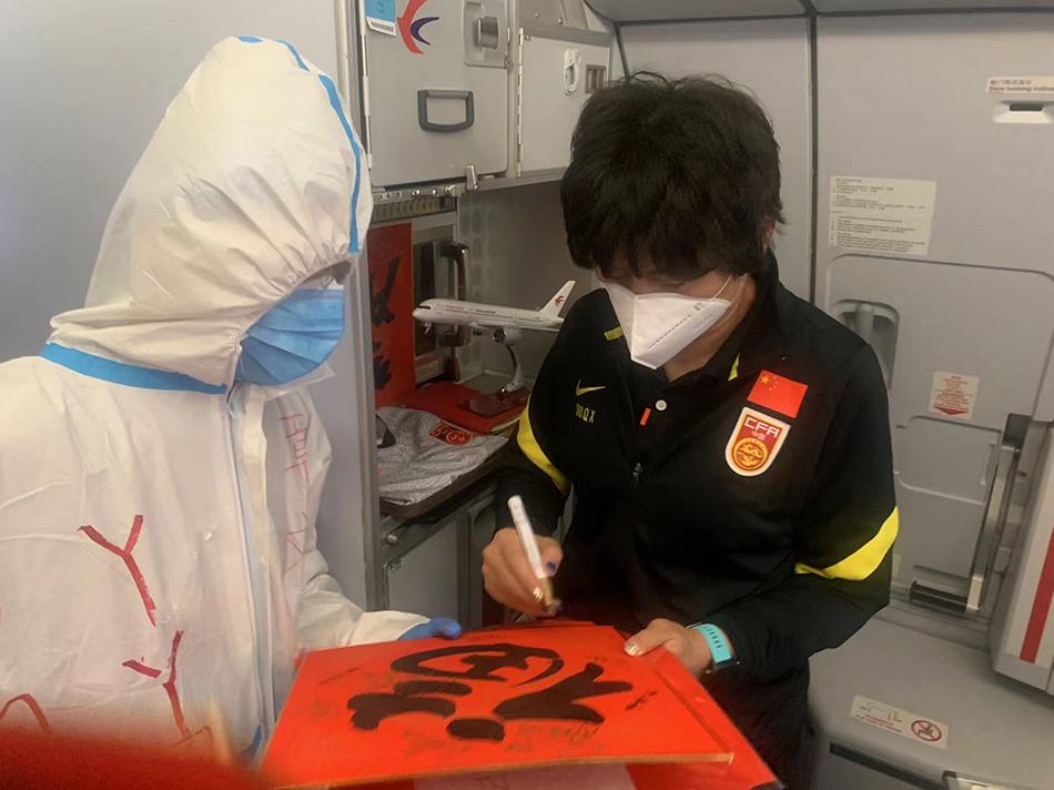 中國女足什么時候回國（凱旋｜冠軍歸來！中國女足搭乘包機回國，今晚抵滬）