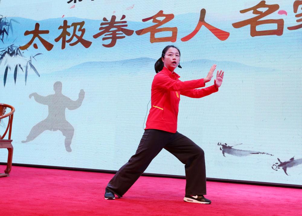 邱慧芳42式太極拳演練（太極拳世界冠軍邱慧芳：“松”而不懈 練出太極真功夫）