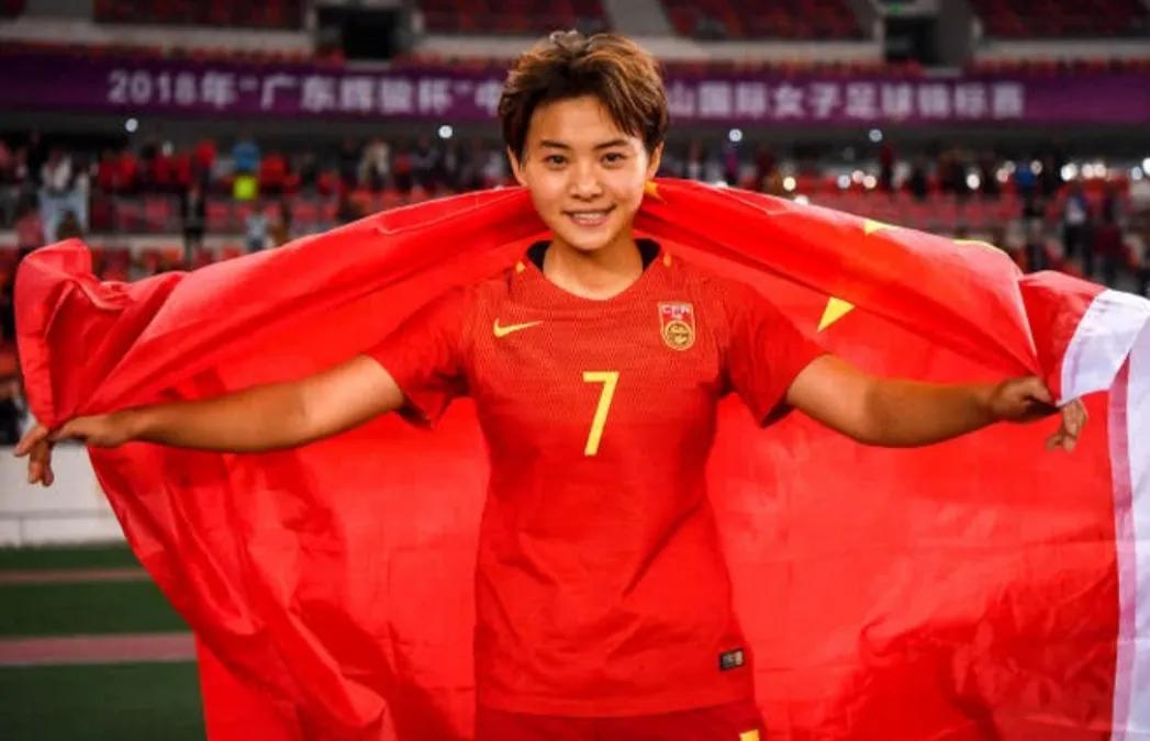 女足亞洲杯王霜為什么沒上場（水慶霞錯怪王霜！王霜最新傷勢曝光，骨裂仍拼搏60分鐘，男足羞愧）