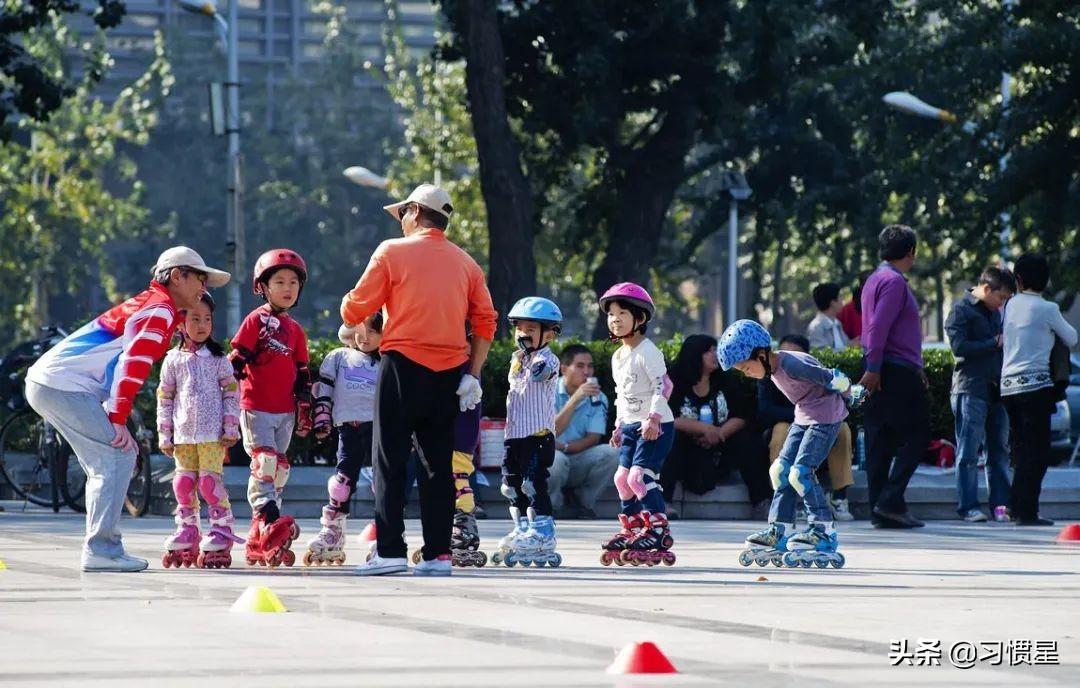 孩子學輪滑好還是足球好（千萬不要讓孩子學輪滑？真相竟然是……）