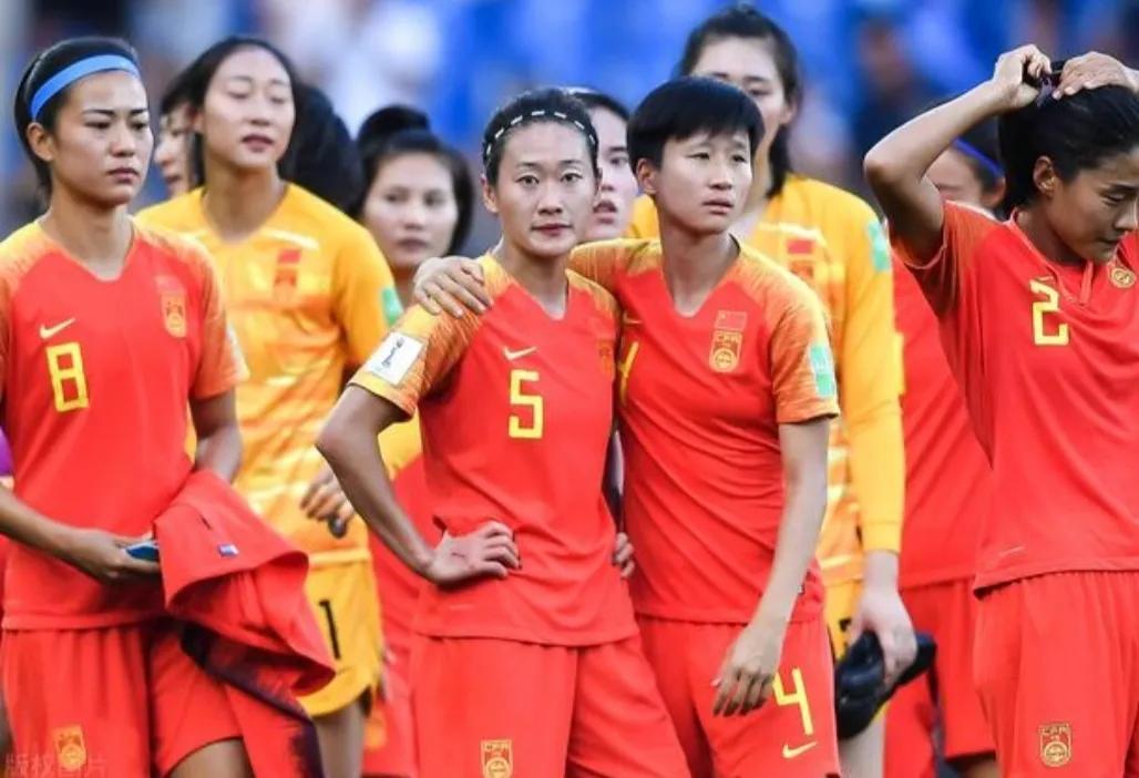 女足亞洲杯王霜為什么沒上場（水慶霞錯怪王霜！王霜最新傷勢曝光，骨裂仍拼搏60分鐘，男足羞愧）