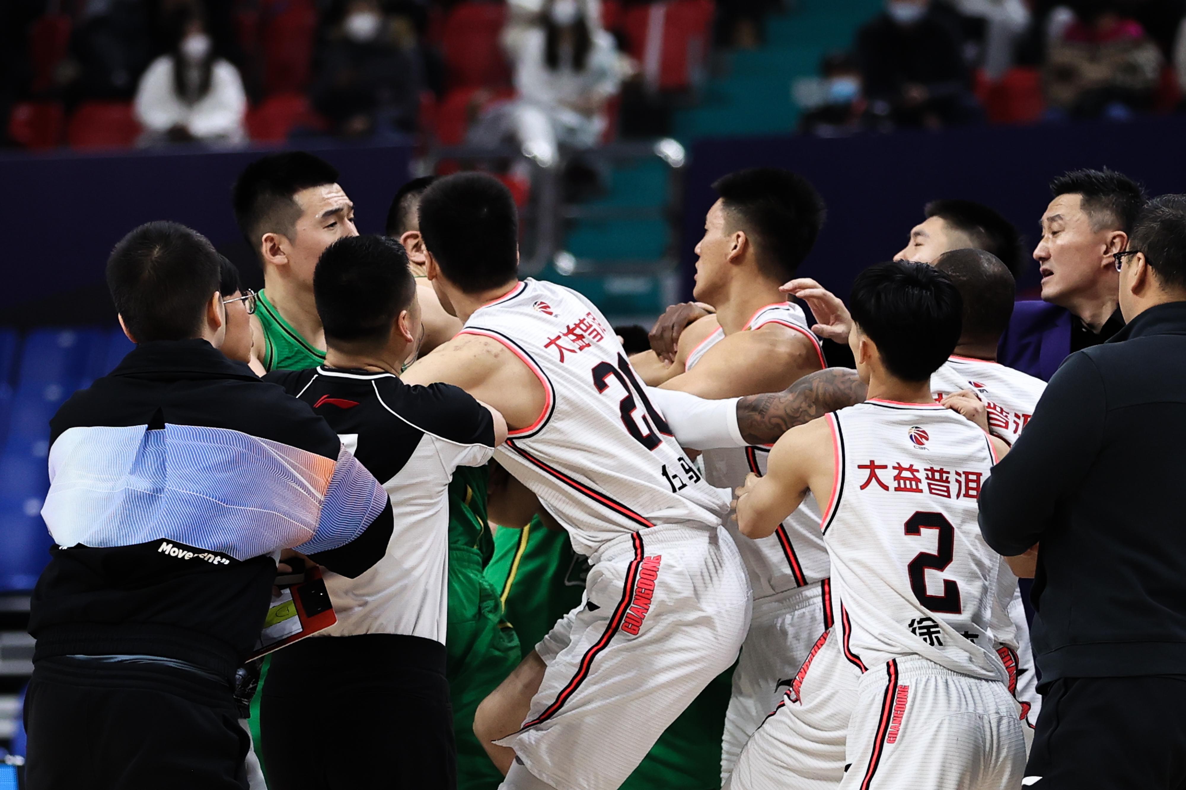胡明軒2次違體也被驅逐（體壇聯播｜遼籃廣東沖突不斷3人驅逐，李春江馬布里場邊對罵）