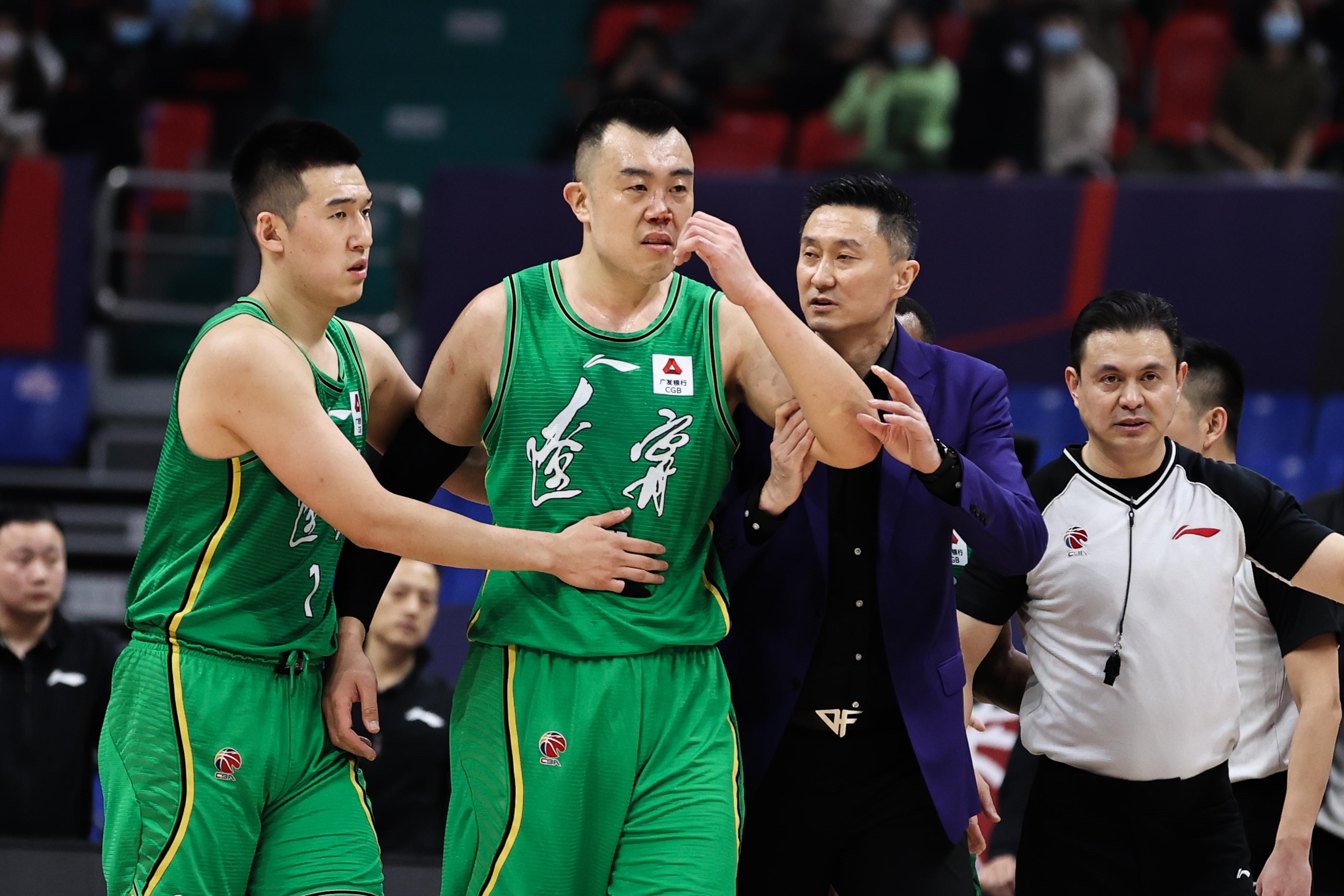 胡明軒2次違體也被驅逐（體壇聯播｜遼籃廣東沖突不斷3人驅逐，李春江馬布里場邊對罵）