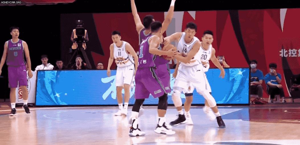 假摔視頻cba（CBA賽場爆笑一幕！陶漢林夸張假摔被吹技犯，鞏曉彬爆粗怒罵）