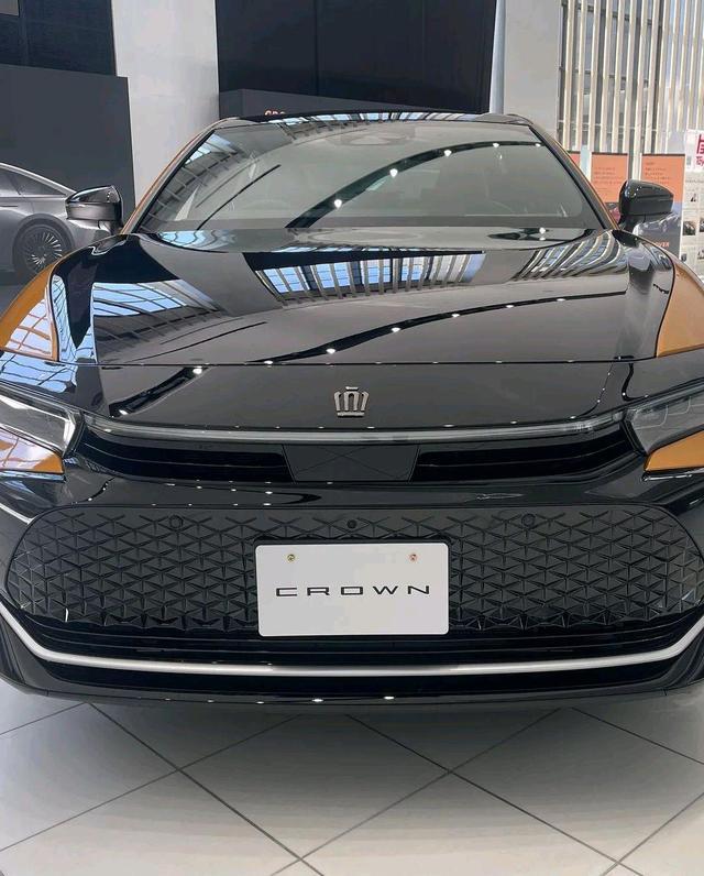 豐田crown（豐田CROWN：恢復(fù)皇冠車(chē)標(biāo)，2.4T+8AT，跨界風(fēng)格濃郁）